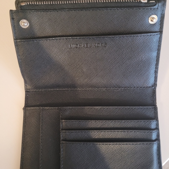 FREE WITH PURCHASE OVER $50 Michael Kors Wallet - Picture 2 of 2